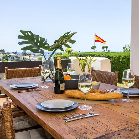 Beautiful With Seaview, Garden And Pool Εστεπόνα
